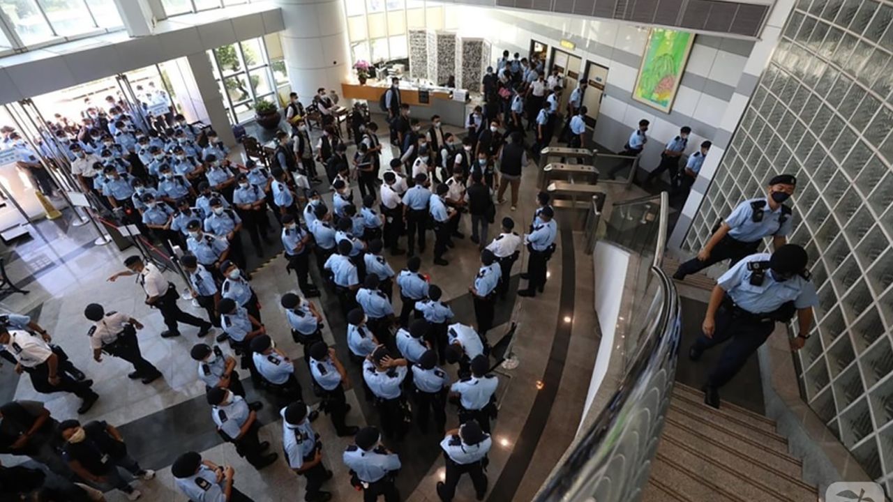 Hong Kong police on Thursday arrested executives and top editors at Apple Daily, and seized journalistic materials as part of the city's national security law.