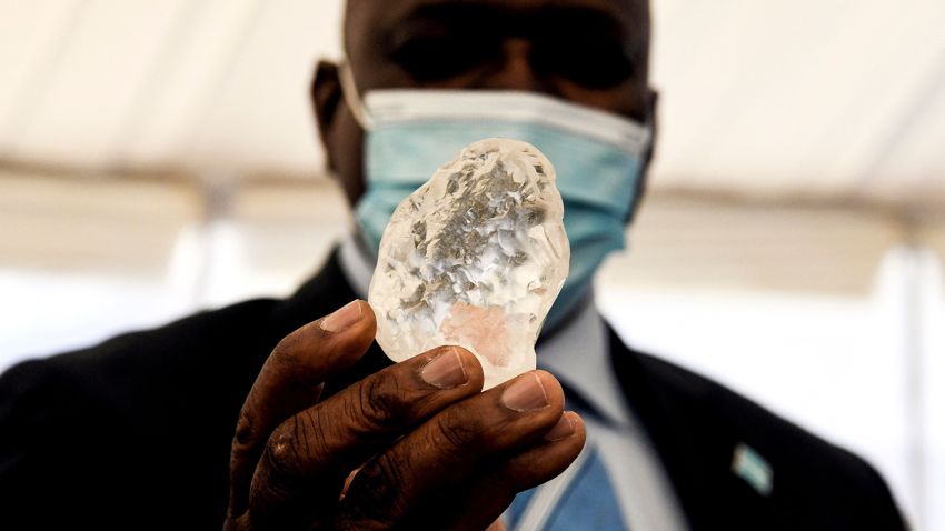 Botswana President Mokgweetsi Masisi (R) holds a gem diamond in Gaborone, Botswana, on June 16, 2021. - Botswanan diamond firm Debswana said on June 16, 2021 it had unearthed a 1,098-carat stone that it described as the third largest of its kind in the world.
The stone, found on June 1, 2021 was shown to President Mokgweetsi Masisi in the capital Gaborone. (Photo by Monirul Bhuiyan / AFP) (Photo by MONIRUL BHUIYAN/AFP via Getty Images)