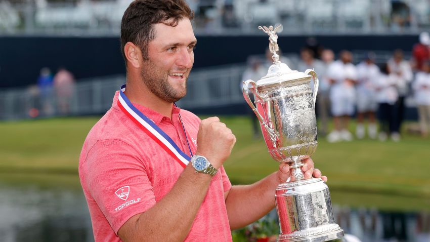 SAN DIEGO, CALIFORNIA - JUNE 20: Jon Rahm of Spain celebrates with the trophy after winning the final round of the 2021 U.S. Open at Torrey Pines Golf Course (South Course) on June 20, 2021 in San Diego, California. (Photo by Ezra Shaw/Getty Images)