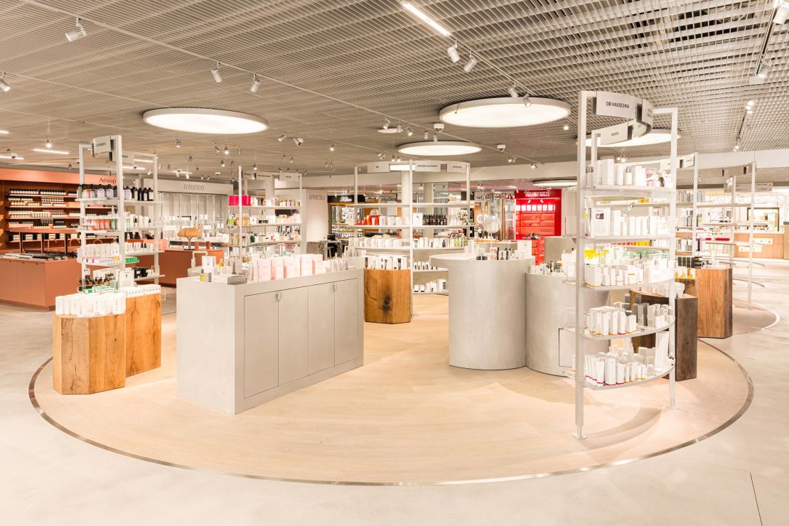 X 上的 LVMH：「In the US, France, Spain and Italy, @Sephora will open 7 stores  during les Journées Particulières on October 12, 13 and 14, 2018. Don't  miss a chance to discover one