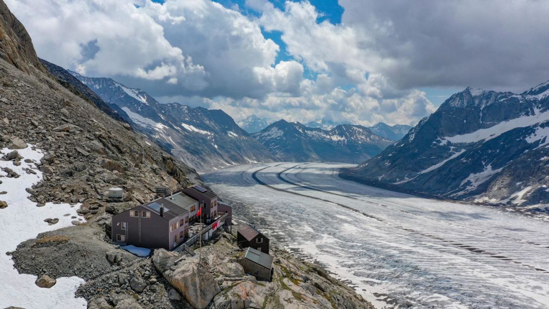 Glacier adjacent: Konkordia hut.