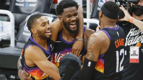Deandre Ayton celebrate defeating the LA Clippers 104-103 with teammates. 