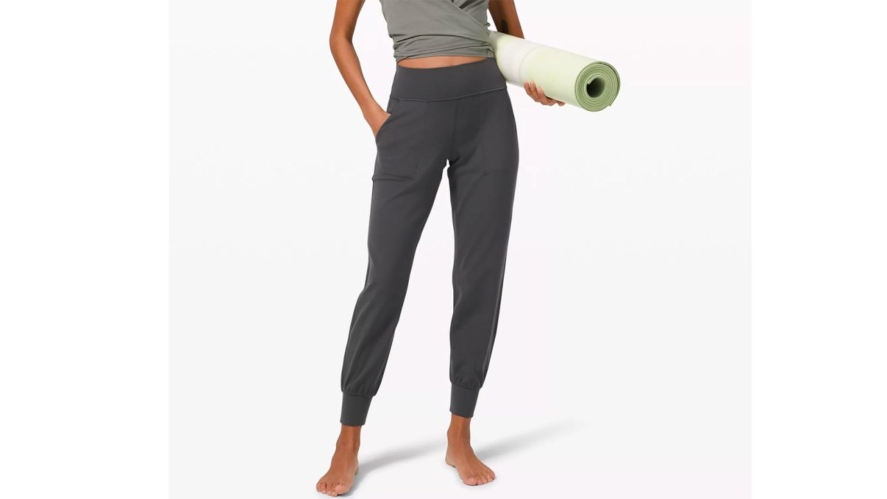 Stylish Activewear That You Ladies Can Adorn For Indoor Workouts