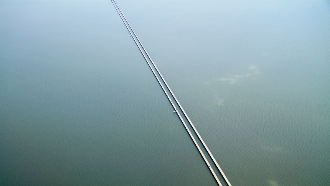 <strong>Lake Pontchartrain Causeway</strong>: Louisiana's 38.35-kilometer long Lake Pontchartrain Causeway is the longest continuous bridge over water. 