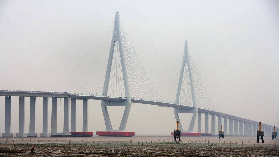 <strong>Hangzhou Bay Bridge: </strong>China's 36-kilometer-long Hangzhou Bay Bridge is one of the world's longest trans-oceanic bridges. 