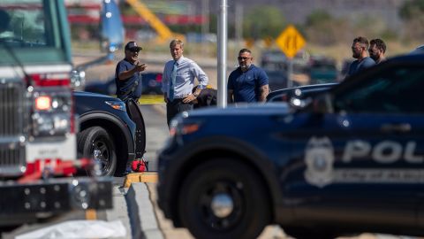 Albuquerque mayor Tim Keller, second from left, is briefed by officials at the site of a fatal balloon crash in Albuquerque.