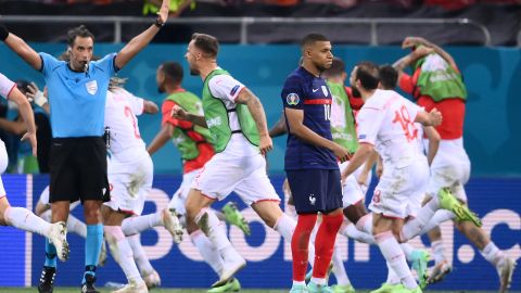 Switzerland players celebrate after Kylian Mbappé misses the crucial penalty.