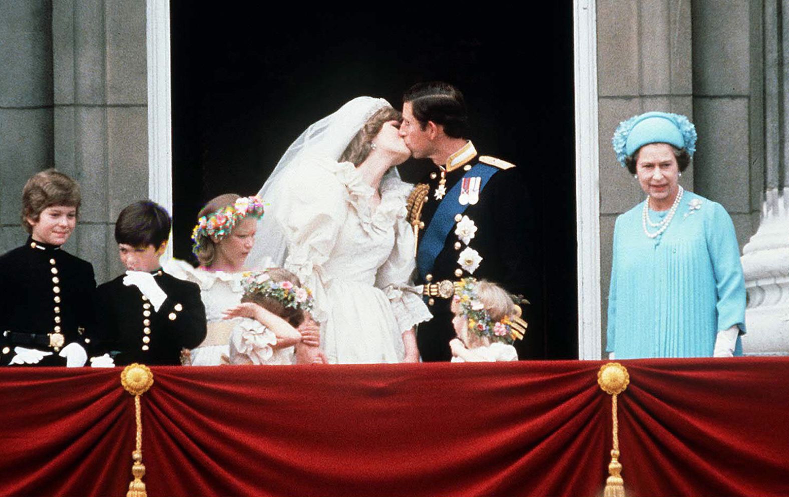 Charles and Diana kiss on the Buckingham Palace balcony after being married.