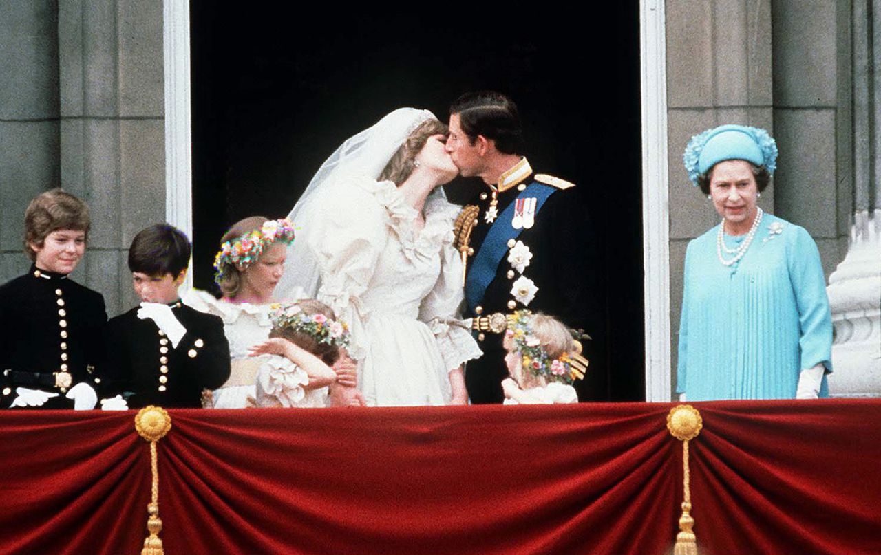Charles and Diana kiss on the Buckingham Palace balcony after being married.