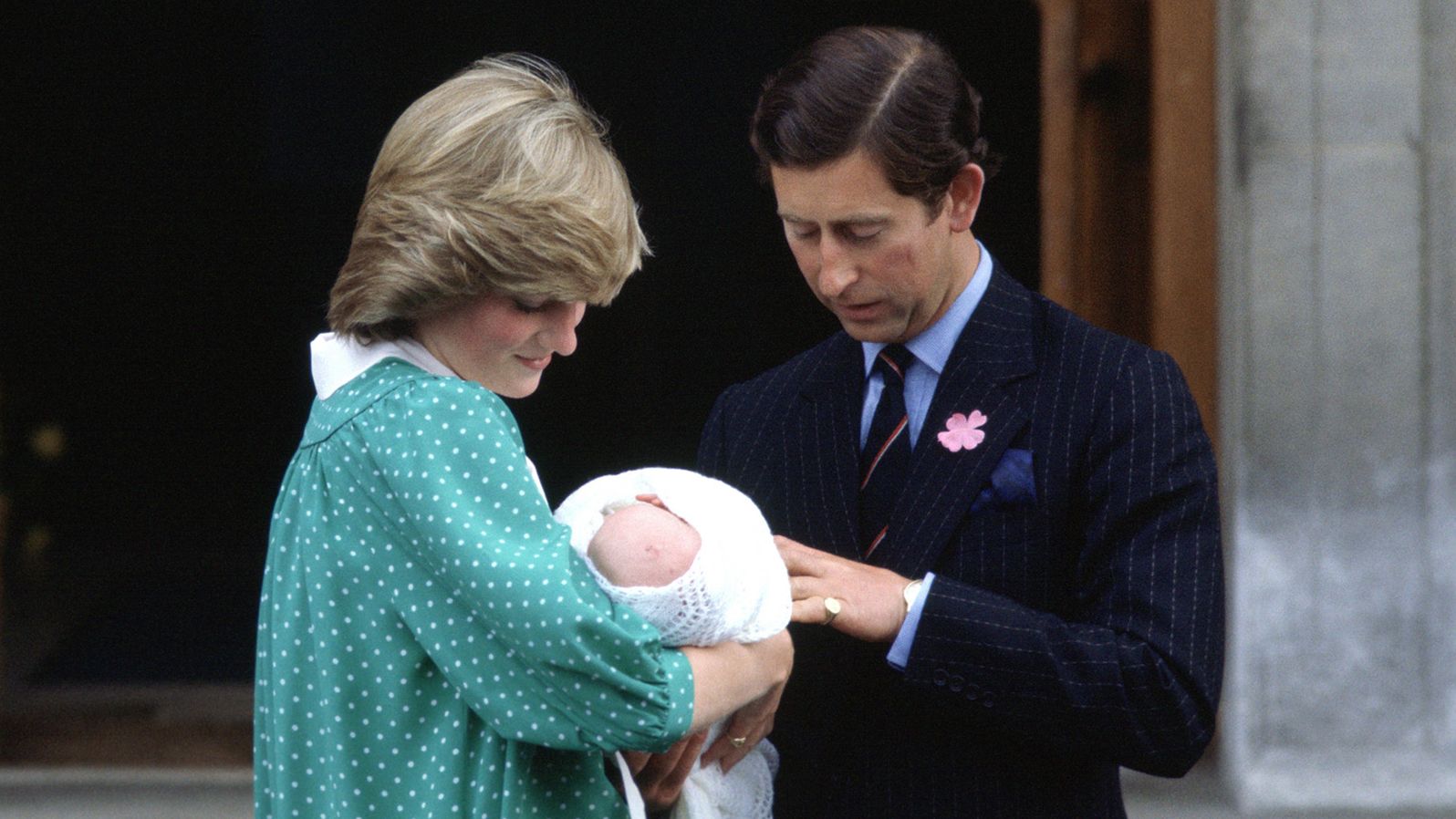 In June 1982, Diana gave birth to her first child, William. 