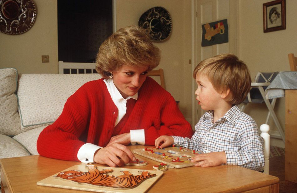 Diana helps William with a puzzle in October 1985. 