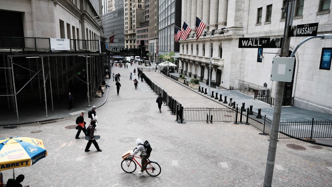 NEW YORK, NEW YORK - MAY 11: People walk by the New York Stock Exchange after global stocks fell as concerns mount that rising inflation will prompt central banks to tighten monetary policy on May 11, 2021 in New York City. By mid afternoon the tech-heavy Nasdaq Composite had lost 0.6% after falling 2.2% at its session low.  (Photo by Spencer Platt/Getty Images)