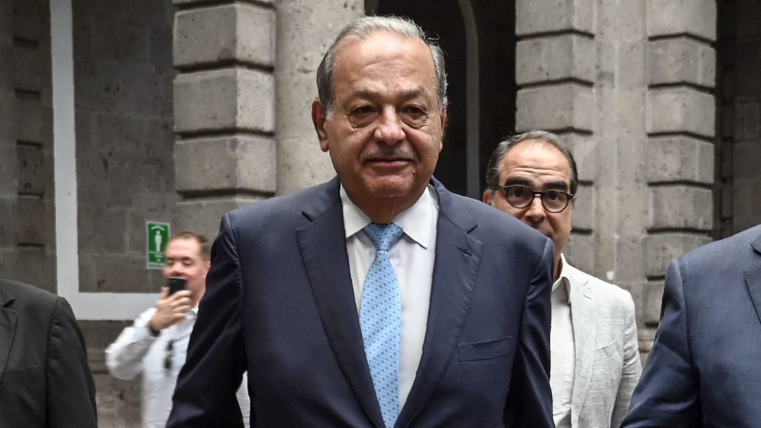 Mexican tycoon Carlos Slim arrives with members of his crew to the VII Symposium of the Historic Center at the Miner's Palace (Palacio de Mineria) in Mexico City, on May 23, 2019. (ALFREDO ESTRELLA/AFP via Getty Images)