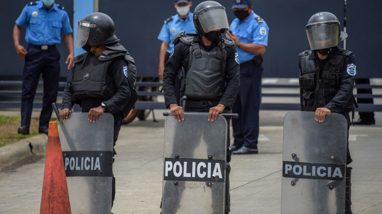 Riot police stand guard outside a Nicaraguan Police Complex. At least 26 opponents to the government of President Daniel Ortega have been detained, including six pre-presidential candidates. (Photo by STR / AFP) (Photo by STR/AFP via Getty Images)