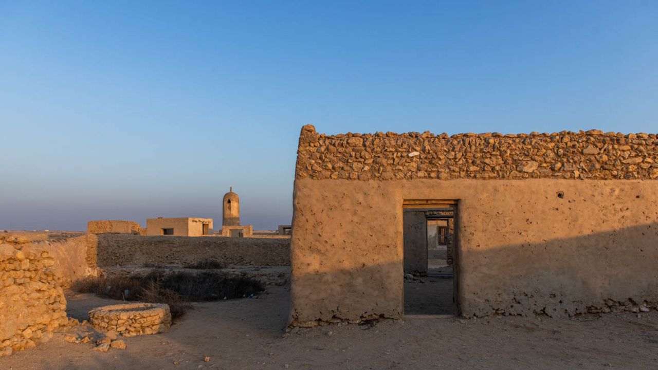 <strong>Private places: </strong>In Al Jumail, most living spaces were courtyard houses and oriented inwardly. They had relatively high walls and staggered entrances, aimed at blocking visual access to the inner courtyard and private family spaces.