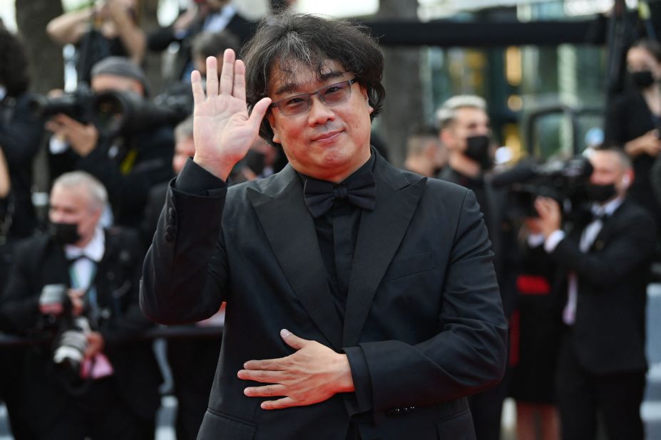 "Parasite" director Bong Joon-Ho wore a slick, all-black suit and bow tie.