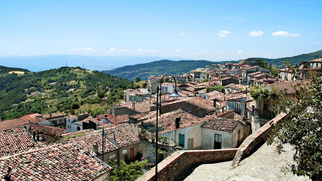 <strong>Albidona:</strong> Local leaders see the plan to pay people to move there is a more pro-active attempt to revive communities than recent selloffs of homes for €1. Albidona, one of the Calabria villages, is just a 10-minute drive from the beach. 