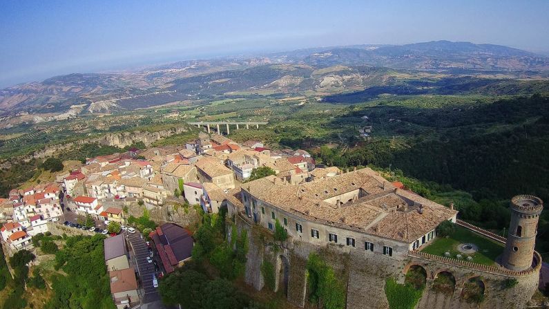 <strong>Caccuri: </strong>This spectacular hilltop castle, built as a lookout post against pirate raids, overlooks a maze of alleys, stone homes and tiny piazzas with private entrances. 