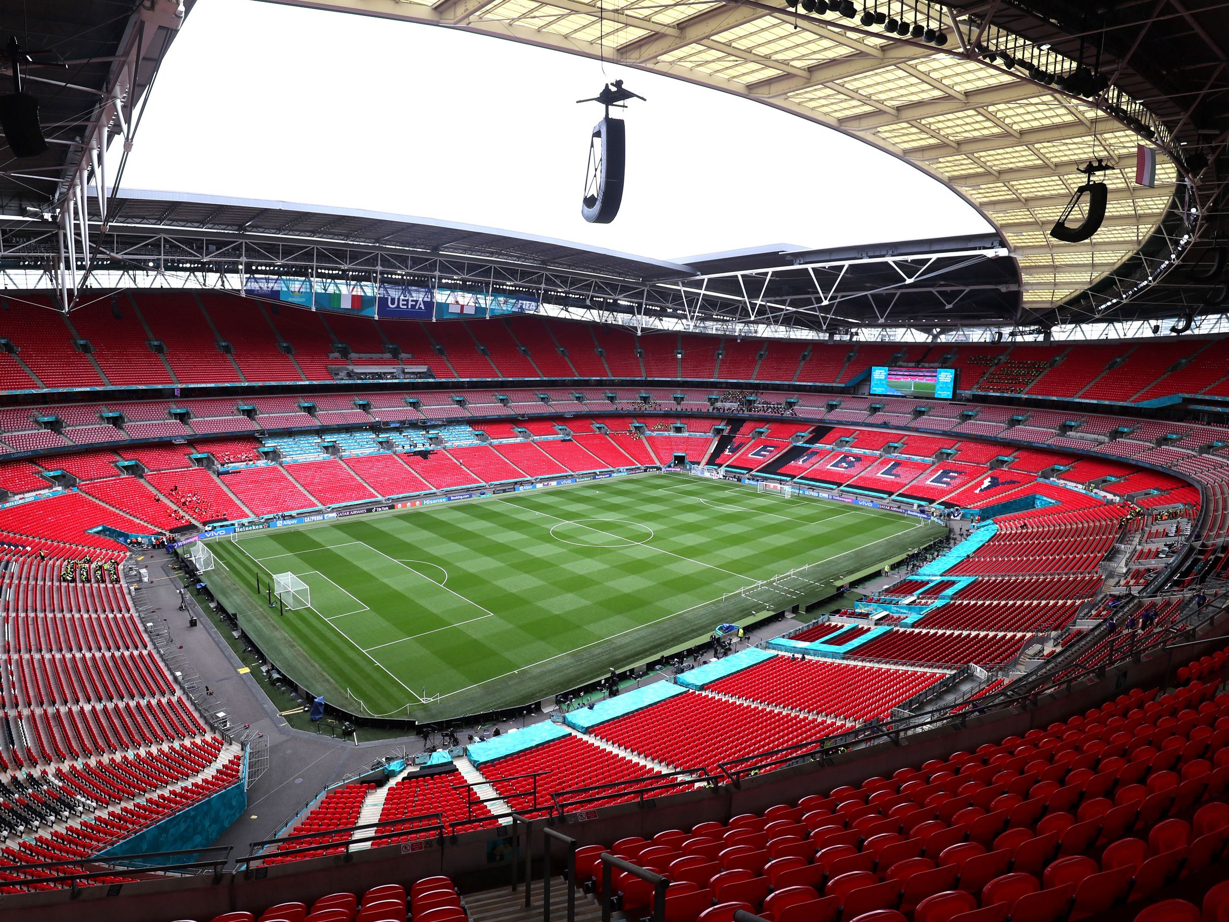 Euro 2020 final: 'Security breach' at Wembley Stadium as small group of people enters venue | CNN
