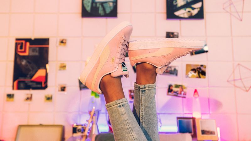 Pink suede clearance pumas on feet