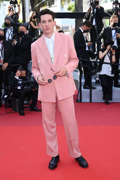 Josh O'Connor donned a dusty pink Loewe suit.