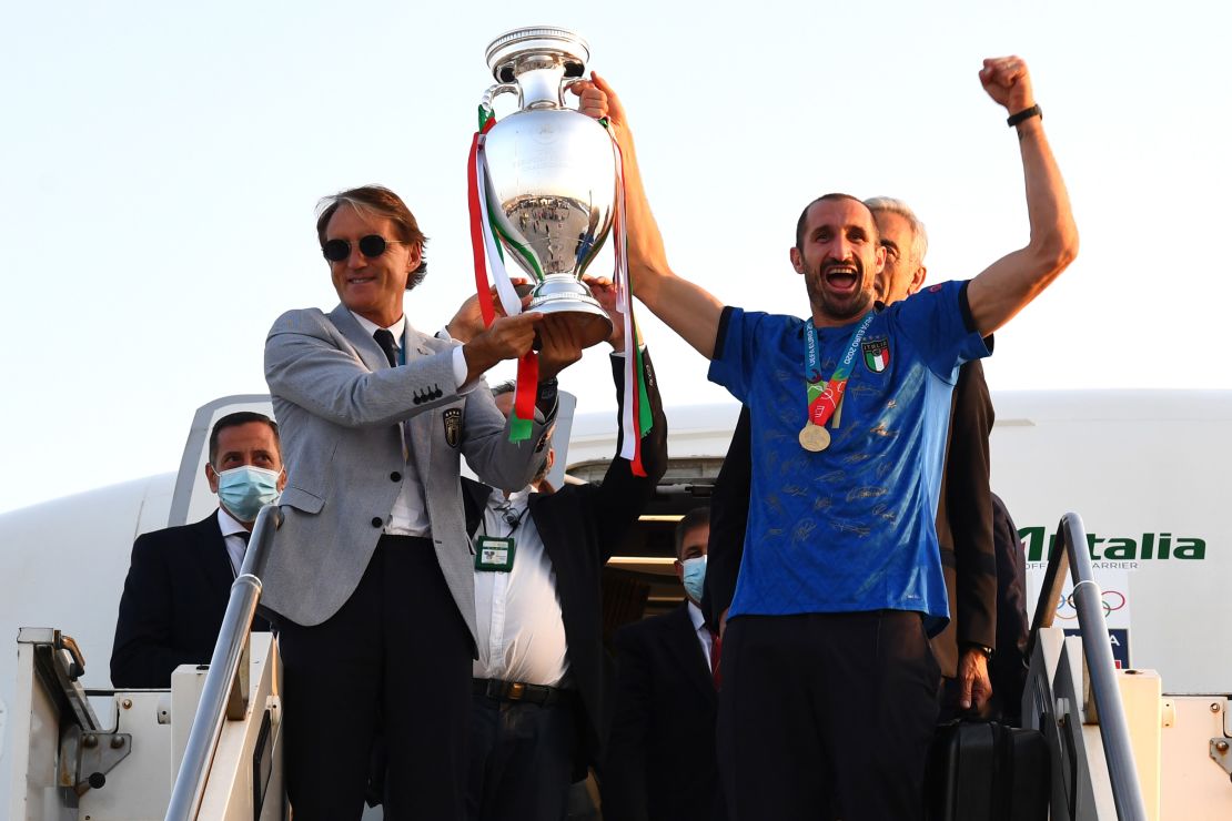 Italy coach Roberto Mancini and captain Chiellini celebrate with the Euro 2020 trophy.