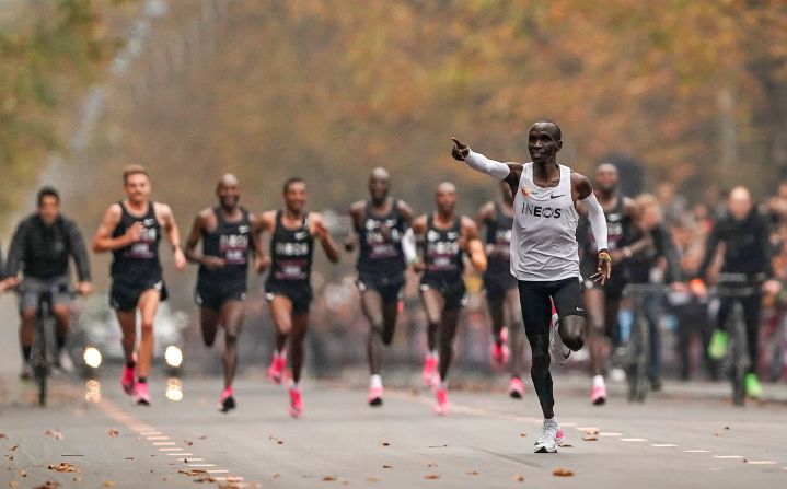 <strong>Eliud Kipchoge (Kenya):</strong> Kipchoge, the only person to <a href="index.php?page=&url=https%3A%2F%2Fwww.cnn.com%2F2019%2F10%2F12%2Fsport%2Feliud-kipchoge-marathon-vienna-intl%2Findex.html" target="_blank">complete a marathon in under two hours,</a> is a legend in the sport. The 36-year-old won Olympic gold in 2016 and is one of the favorites to win in Tokyo. 
