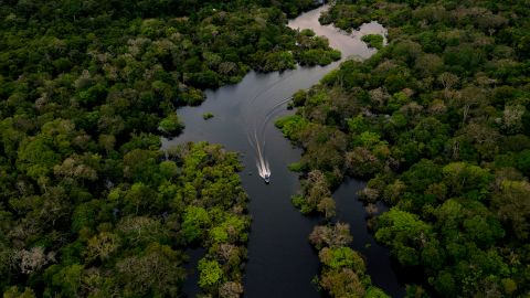 2020年3月15日、ブラジルアマゾンの森の中心部にあるカラウアリ市町村のジュルラ川でスピードアップするボートを示す航空写真。 