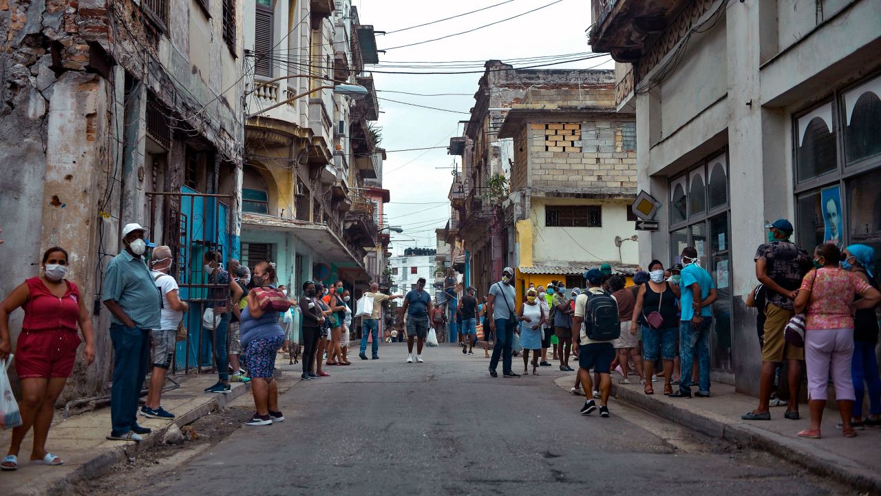 A line to buy food in Havana, on February 2, 2021.