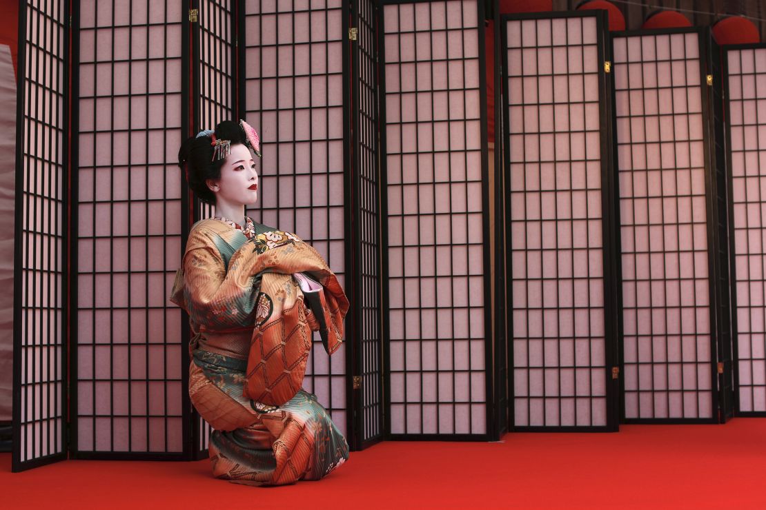 Last of Tokyo's geishas cling to a disappearing trade
