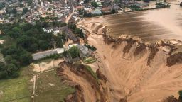 From @BezRegKoeln/Twitter: In #Erftstadt -Blessem, houses have been massively undermined and some collapsed. Several people are missing. Emergency calls come from the houses, but rescue is often not possible. Our disaster control is on site. Photos: Rhein-Erft-Kreis