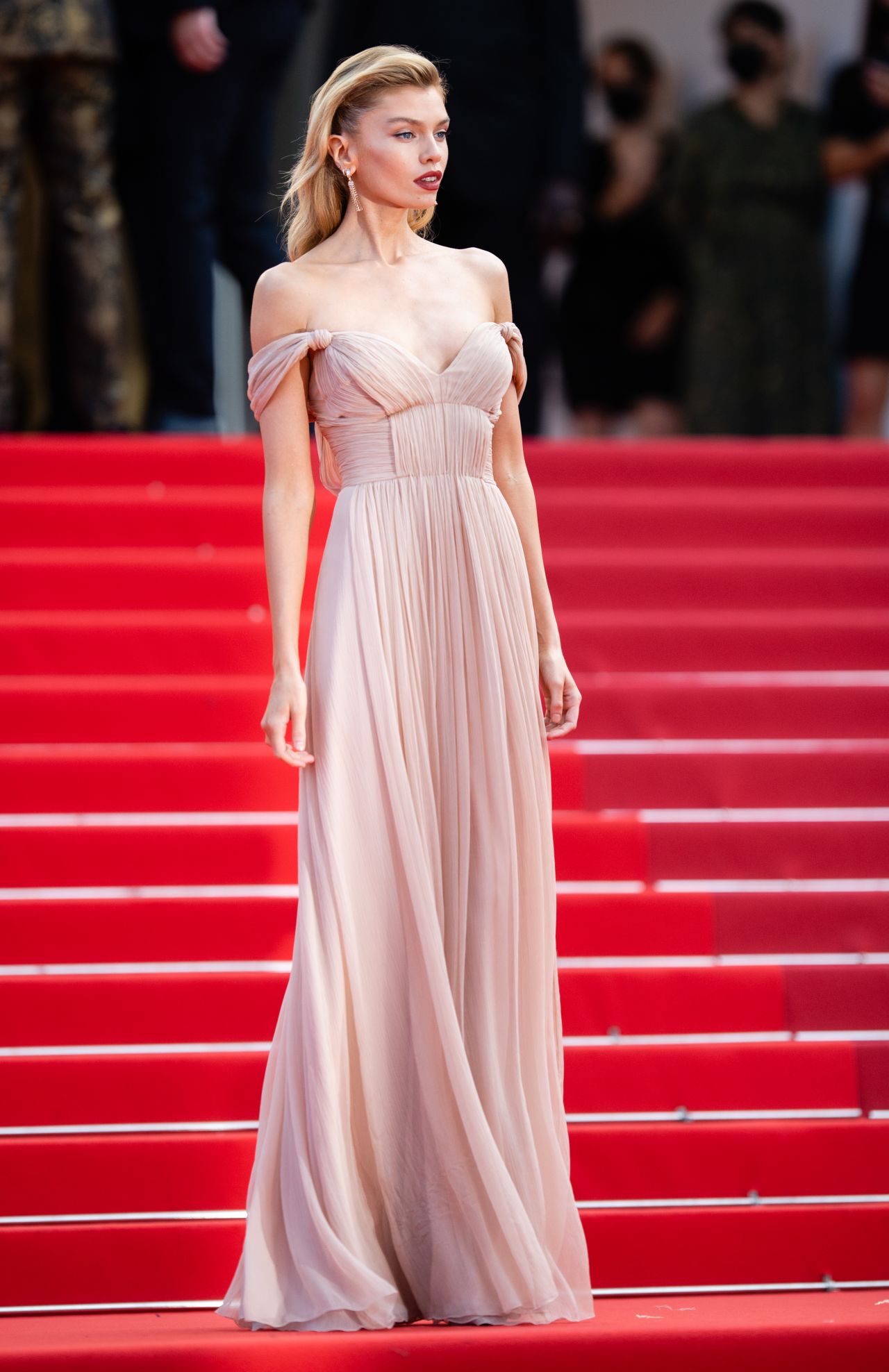 Model Stella Maxwell wore a nude Alberta Ferretti gown.