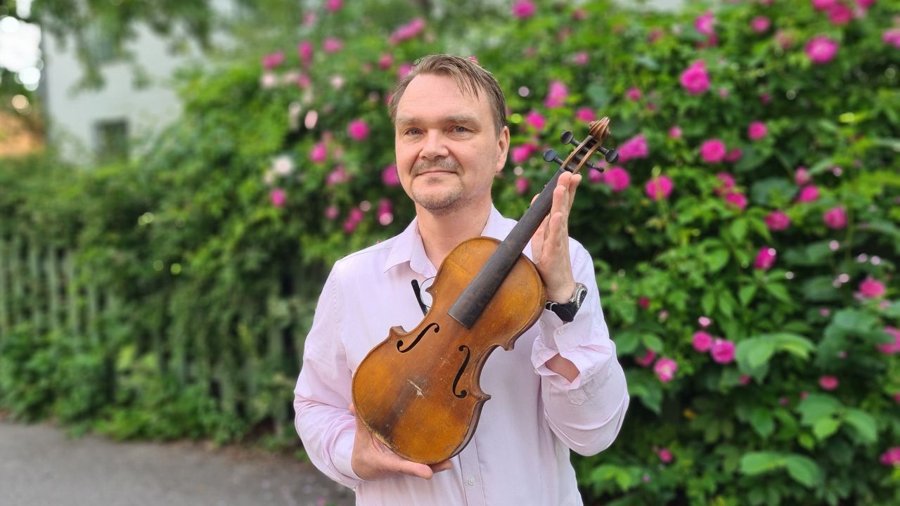 Hans Öqvist pictured today with the violin he bought in a thrift store in the 1990s.