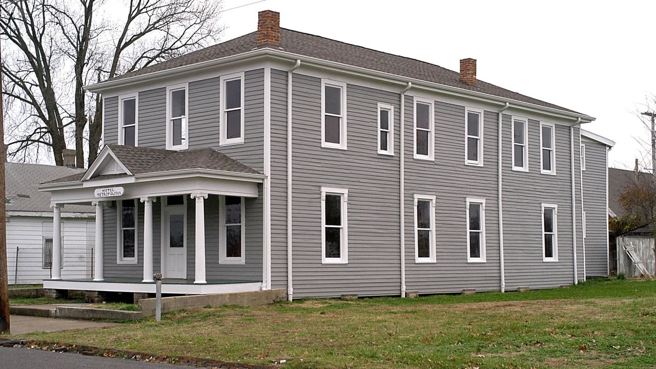 The Hotel Metropolitan in Paducah, Kentucky, was a vibrant gathering place for Black musicians and travelers in the 1900s.