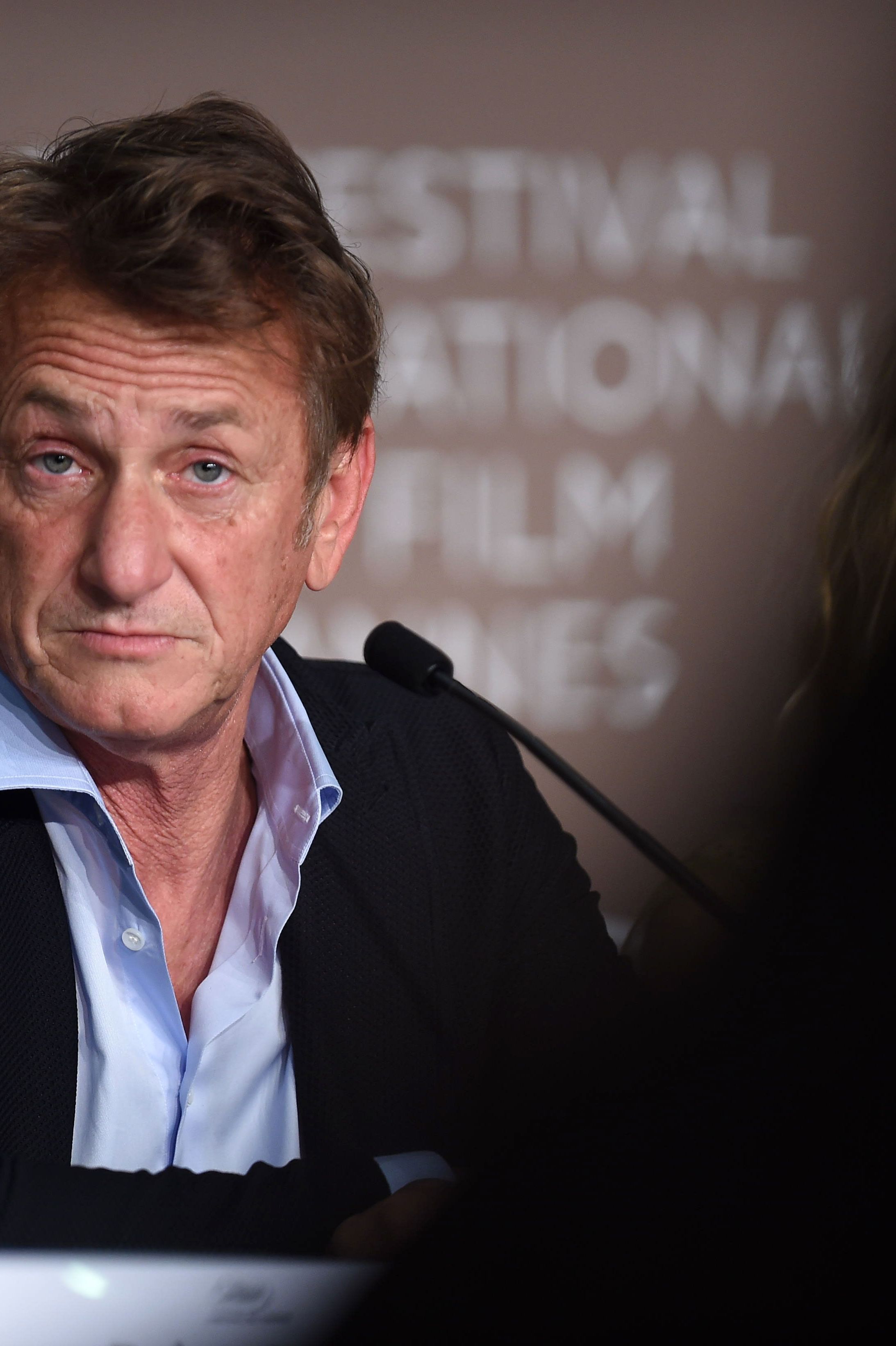 Ampère kom loyaliteit Sean Penn won't return to 'Gaslit' set unless all cast and crew get  mandatory Covid vaccinations | CNN