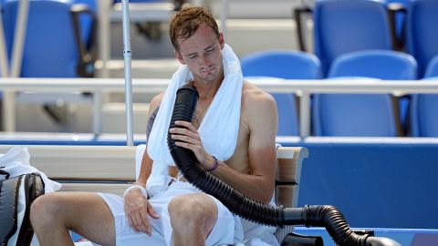Daniil Medvedev cools down during the break by using a mobile air conditioner and a towel with ice cubes at the Ariake Tennis Park on Saturday.