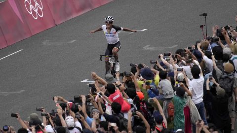 Richard Carapaz of Ecuador celebrates winning the men's cycling road race at the Tokyo 2020 Olympics.