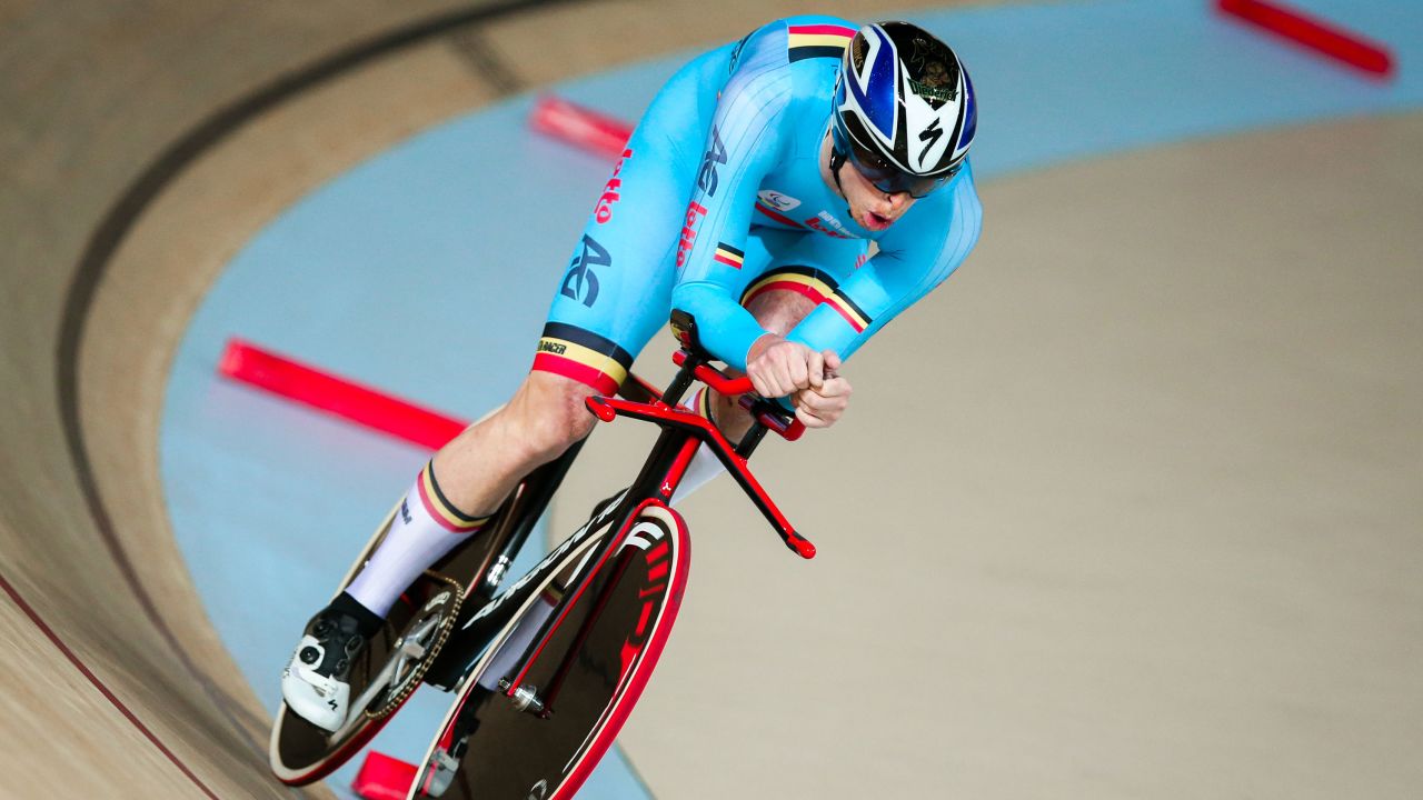After reading a magazine article about Belgian para cyclist Kris Bosmans, Schelfhout was inspired to pursue the sport.  