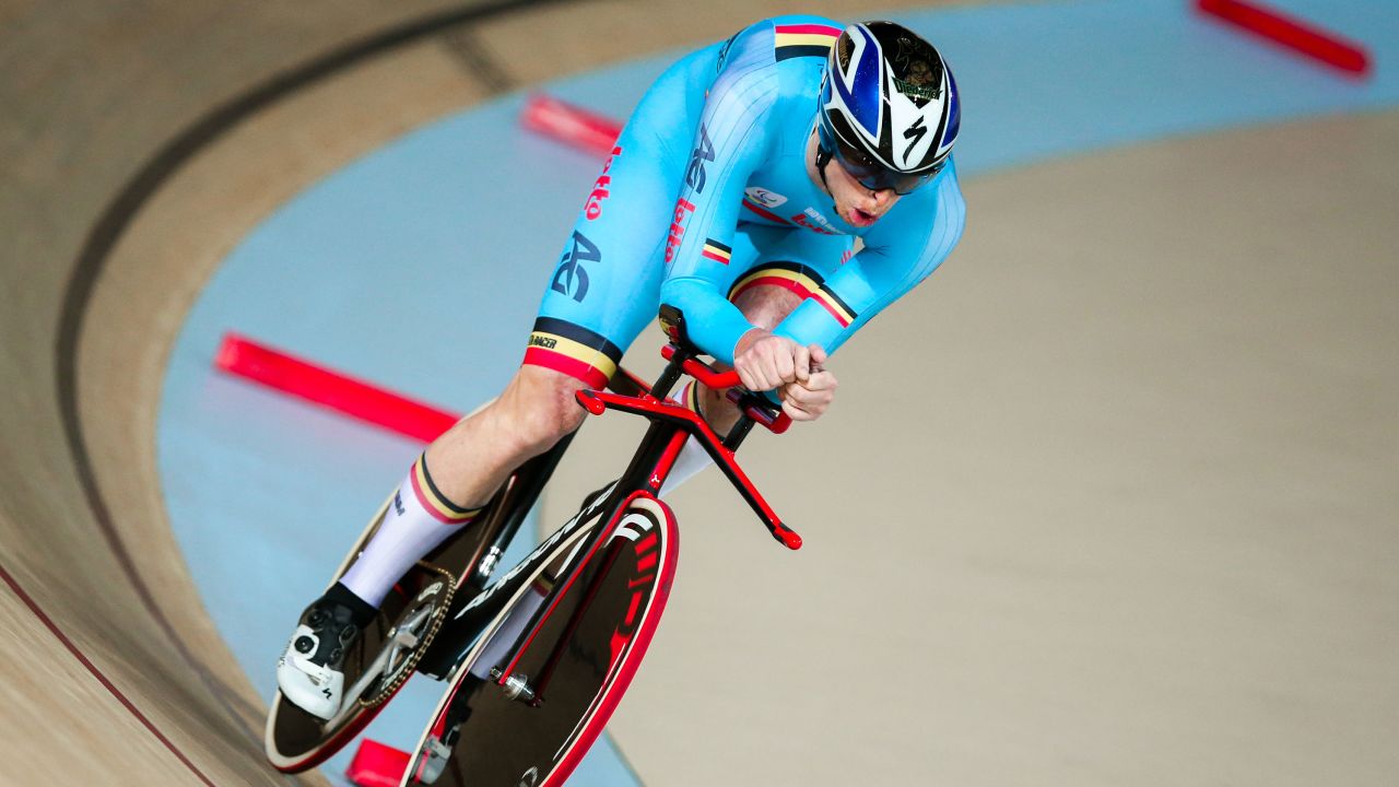 After reading a magazine article about Belgian para cyclist Kris Bosmans, Schelfhout was inspired to pursue the sport.