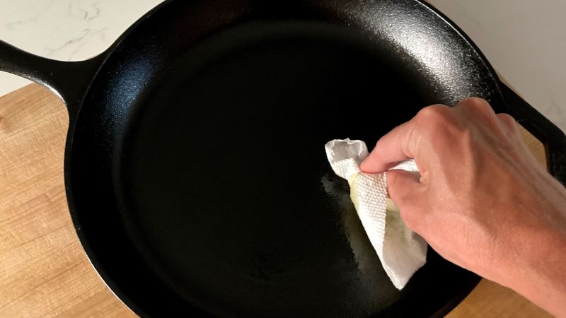 A good cast iron outlet skillet