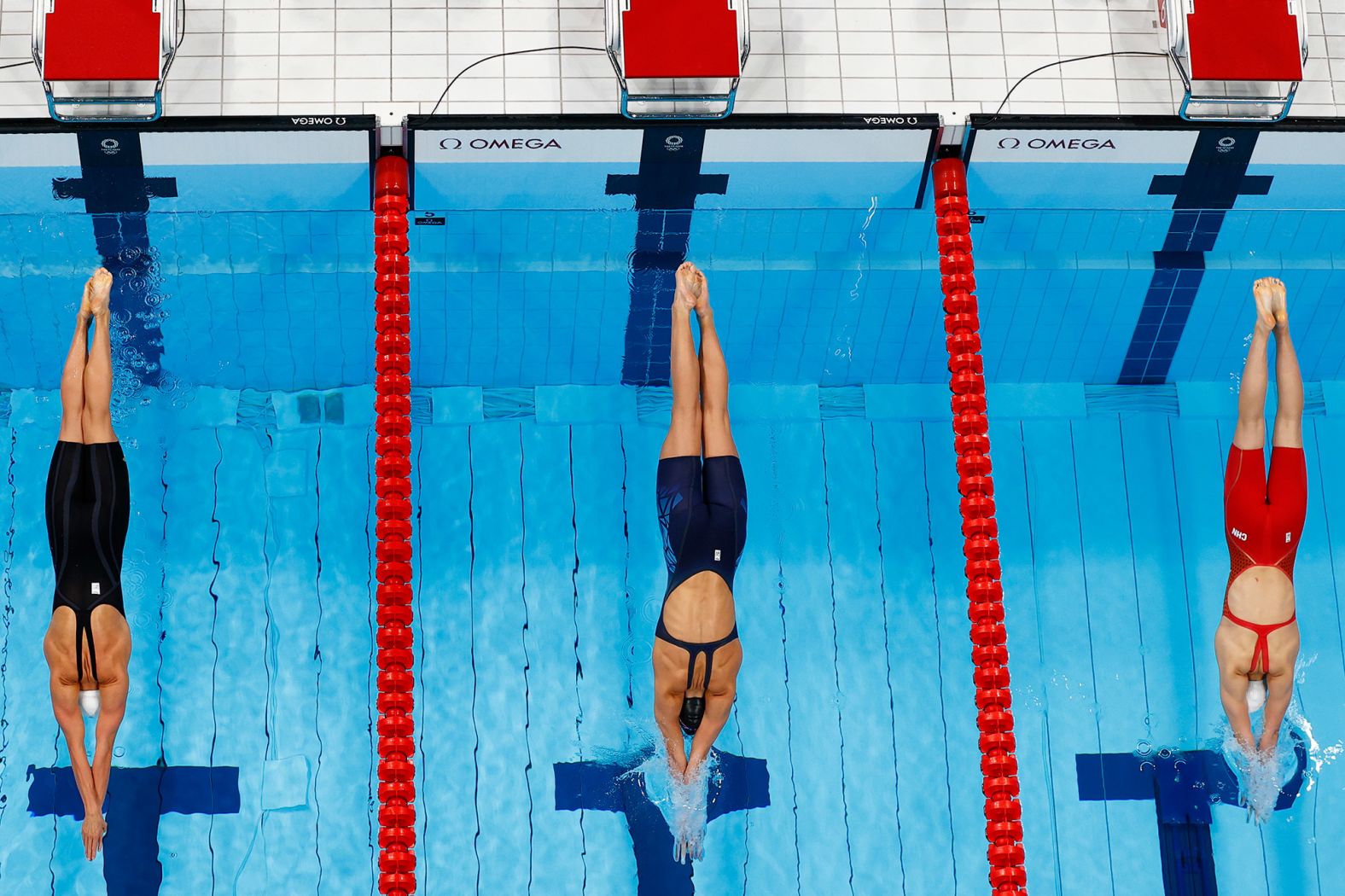 From left, Hungary's Katinka Hosszú, the United States' Alex Walsh and China's Yu Yiting take part in a semifinal race for the 200-meter individual medley on July 27. Walsh won the race.