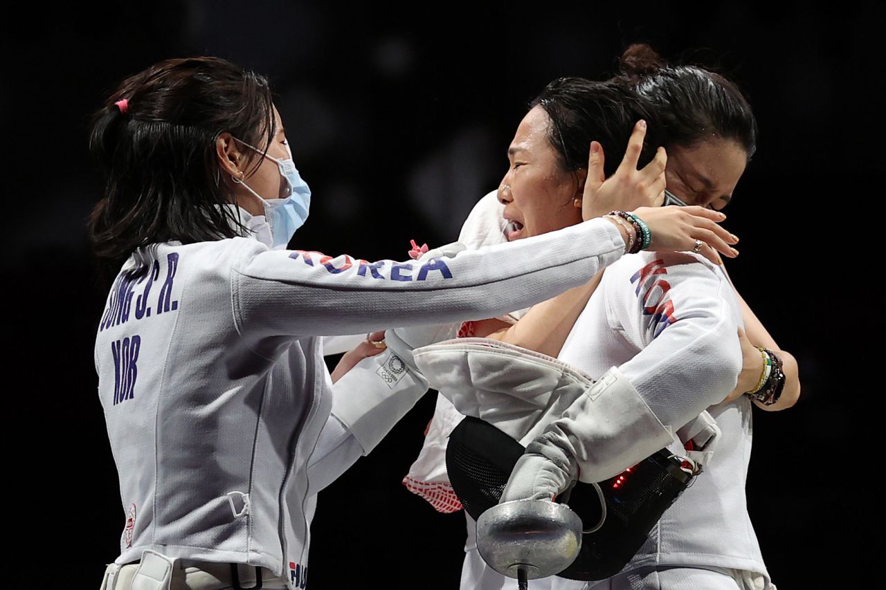 South Korean fencer Kang Young-mi, right, is congratulated by her teammates after they defeated the United States in the epée quarterfinals on July 27.