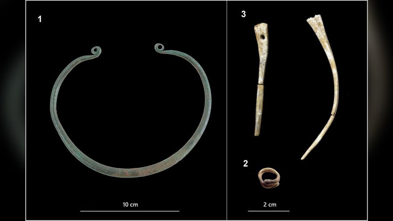 A bronze neck-ring, golden hair-ring and bone hairpins were found among the remains.