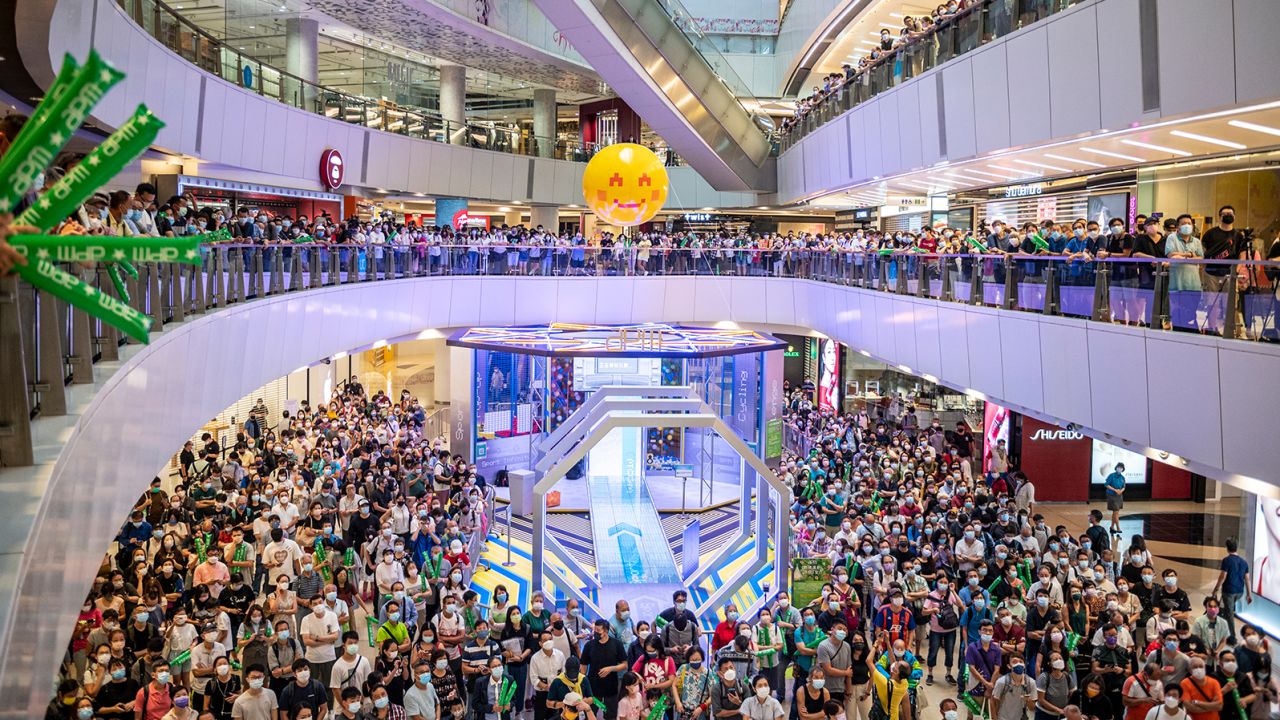 People at a shopping mall in Hong Kong watch Siobhan Haughey swim in the 100-meter freestyle Olympics final on Friday. 