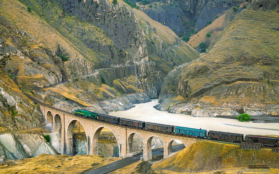 The Trans-Iranian Railway includes 224 tunnels, 174 viaducts and 186 smaller bridges. 
