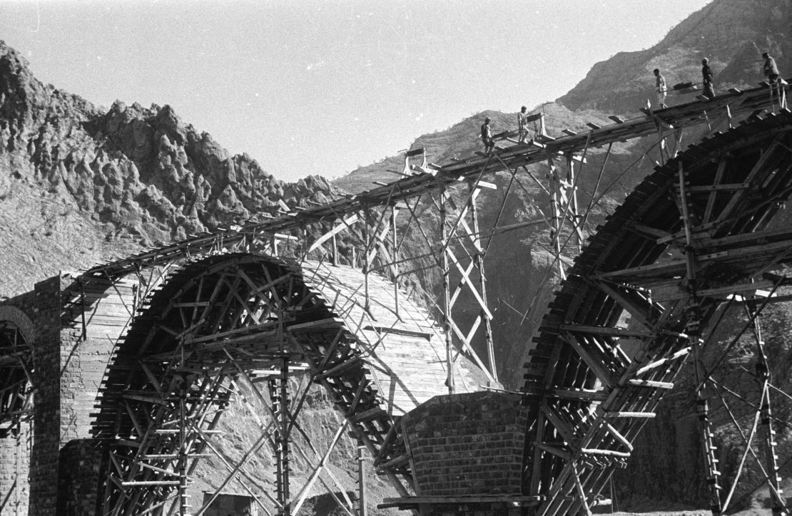 Construction of the Trans-Iranian Railway was a collaborative effort involving contractors from many countries. 