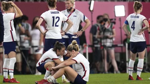 Kelley O'Hara, left, talks to teammate Lindsey Horan after the USWNT's defeat.