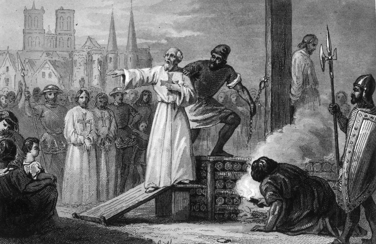 Cientos de Caballeros Templarios fueron arrestados el 13 de octubre de 1307 y muchos de ellos fueron ejecutados posteriormente.  Dan Brown 