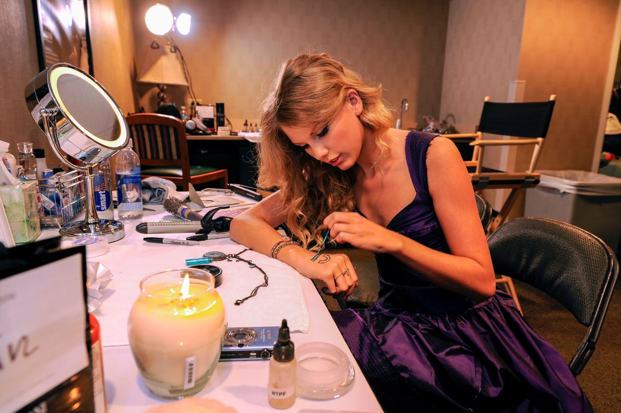 Al principio de su carrera, Taylor Swift solía actuar con el número 13, que la cantante considera afortunado, escrito en su mano. 