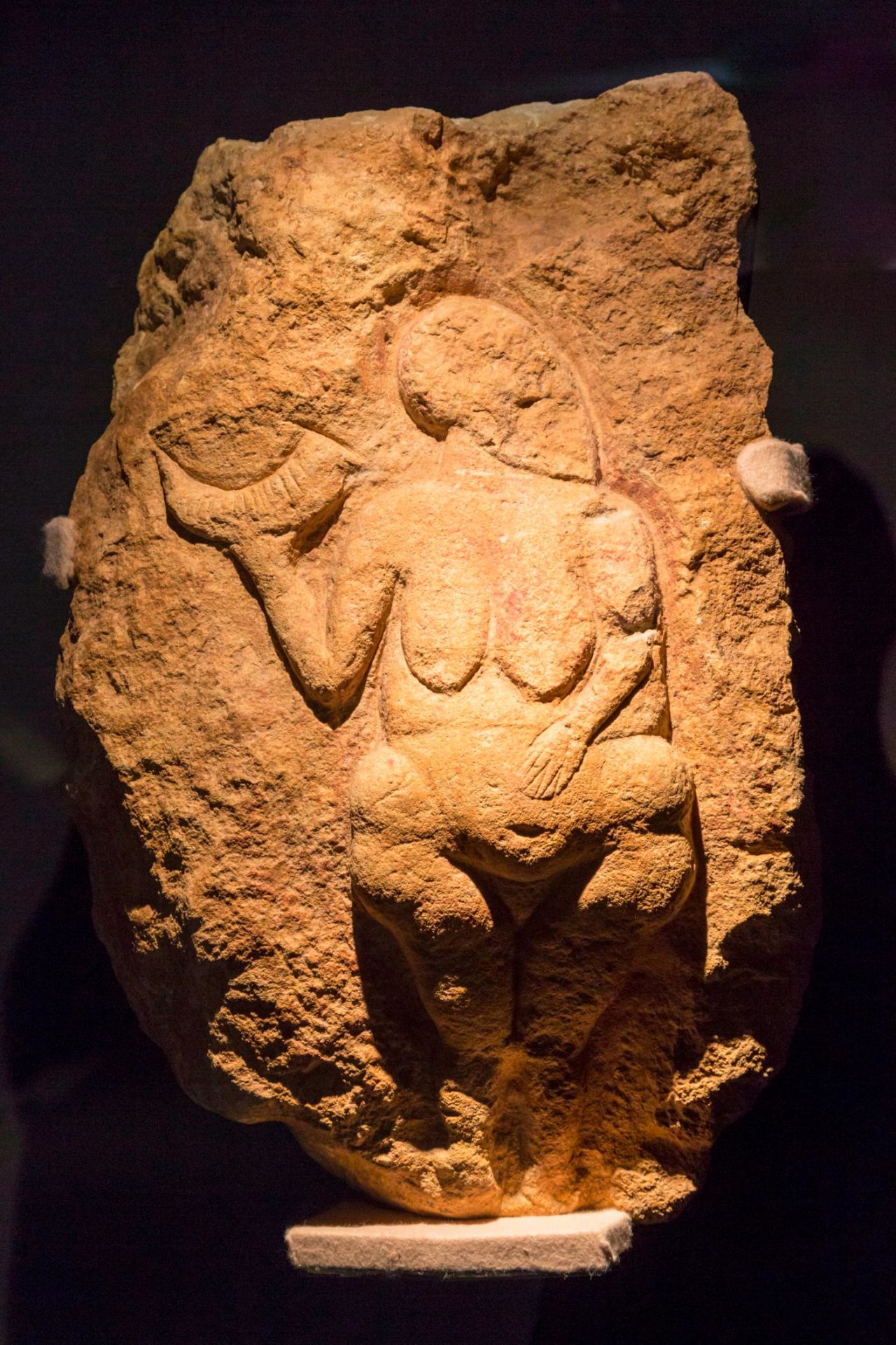 The Venus of Laussel clutches a crescent-shaped horn bearing 13 notches — a potential reference to lunar and menstrual cycles. 